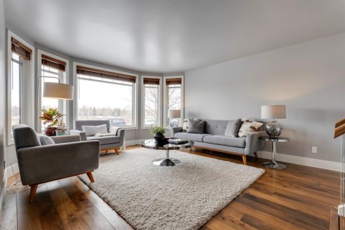 2217 8 Avenue Se, Calgary, AB - Indoor Photo Showing Living Room