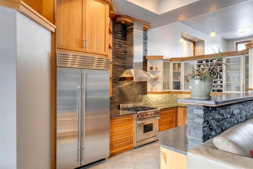 2217 8 Avenue Se, Calgary, AB - Indoor Photo Showing Kitchen