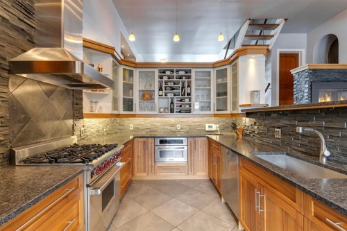 2217 8 Avenue Se, Calgary, AB - Indoor Photo Showing Kitchen