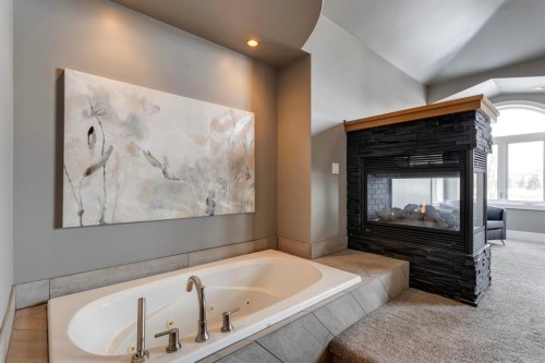 2217 8 Avenue Se, Calgary, AB - Indoor Photo Showing Bathroom