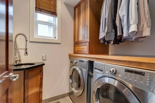 2217 8 Avenue Se, Calgary, AB - Indoor Photo Showing Laundry Room