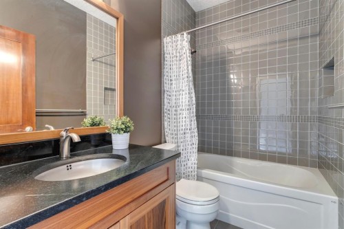 2217 8 Avenue Se, Calgary, AB - Indoor Photo Showing Bathroom