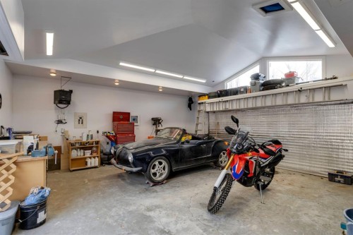 2217 8 Avenue Se, Calgary, AB - Indoor Photo Showing Garage
