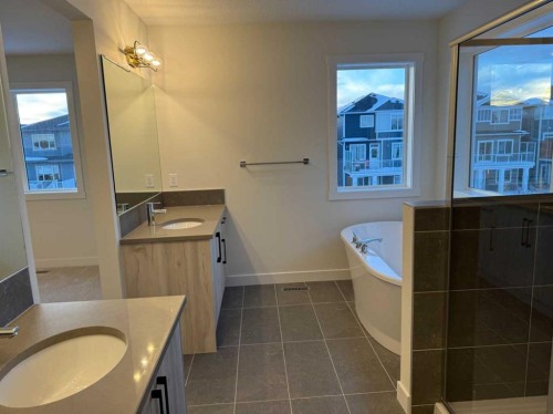 111 Sundown Crescent, Cochrane, AB - Indoor Photo Showing Bathroom