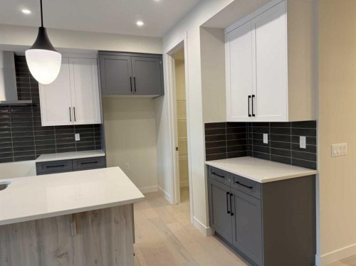 111 Sundown Crescent, Cochrane, AB - Indoor Photo Showing Kitchen