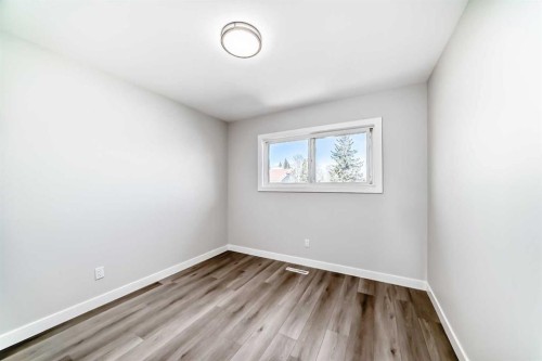 1508 45 Street Se, Calgary, AB - Indoor Photo Showing Other Room