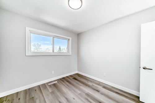 1508 45 Street Se, Calgary, AB - Indoor Photo Showing Other Room