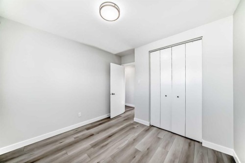 1508 45 Street Se, Calgary, AB - Indoor Photo Showing Other Room
