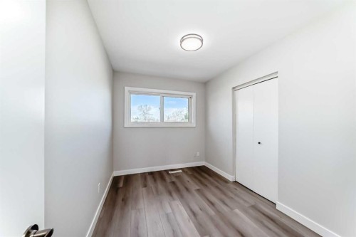 1508 45 Street Se, Calgary, AB - Indoor Photo Showing Other Room