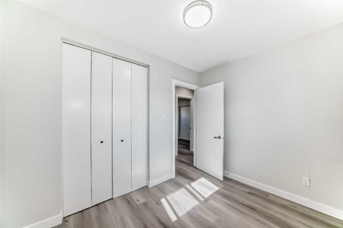 1508 45 Street Se, Calgary, AB - Indoor Photo Showing Other Room