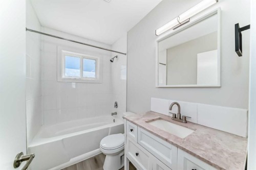 1508 45 Street Se, Calgary, AB - Indoor Photo Showing Bathroom