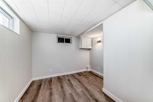 1508 45 Street Se, Calgary, AB - Indoor Photo Showing Other Room