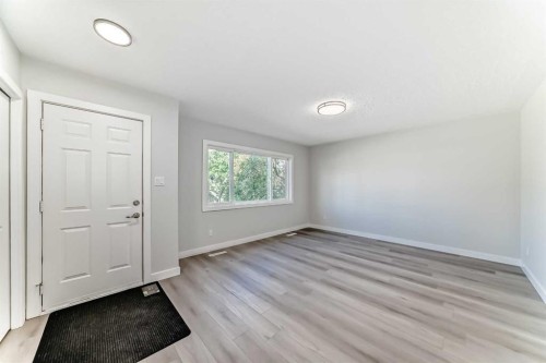 1508 45 Street Se, Calgary, AB - Indoor Photo Showing Other Room
