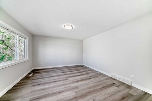 1508 45 Street Se, Calgary, AB - Indoor Photo Showing Other Room