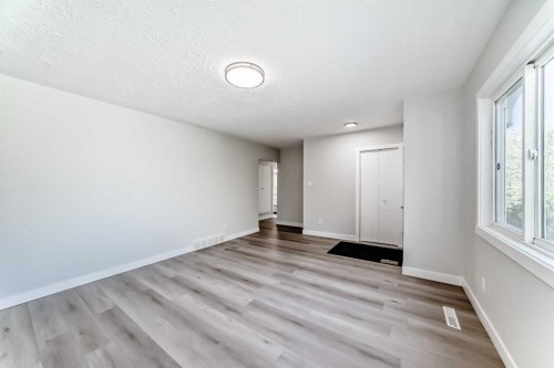 1508 45 Street Se, Calgary, AB - Indoor Photo Showing Other Room