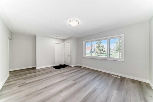 1508 45 Street Se, Calgary, AB - Indoor Photo Showing Other Room