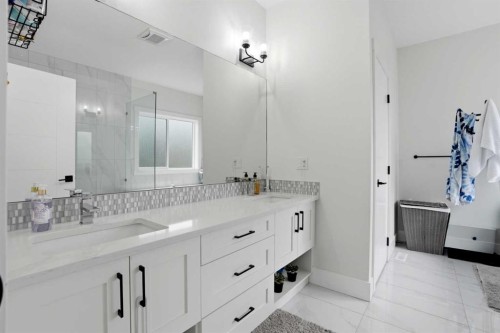 166 Kinniburgh Crescent, Chestermere, AB - Indoor Photo Showing Bathroom