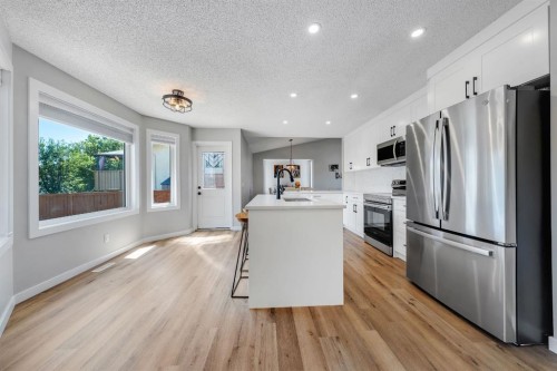 44 Harvest Oak Way Ne, Calgary, AB - Indoor Photo Showing Kitchen