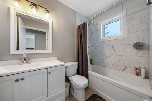 44 Harvest Oak Way Ne, Calgary, AB - Indoor Photo Showing Bathroom