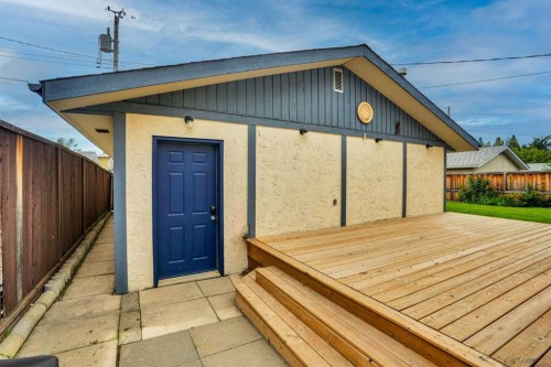 35 Queen Isabella Close Se, Calgary, AB 