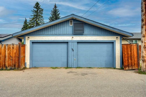 35 Queen Isabella Close Se, Calgary, AB 