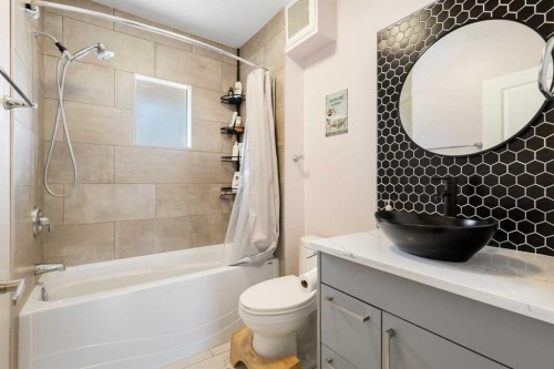 809 68 Avenue Sw, Calgary, AB - Indoor Photo Showing Bathroom