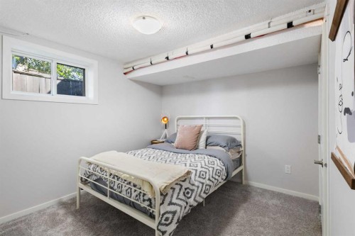 809 68 Avenue Sw, Calgary, AB - Indoor Photo Showing Bedroom