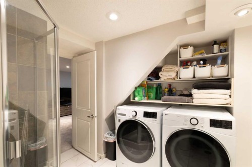 809 68 Avenue Sw, Calgary, AB - Indoor Photo Showing Laundry Room