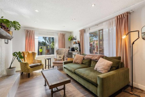 809 68 Avenue Sw, Calgary, AB - Indoor Photo Showing Living Room