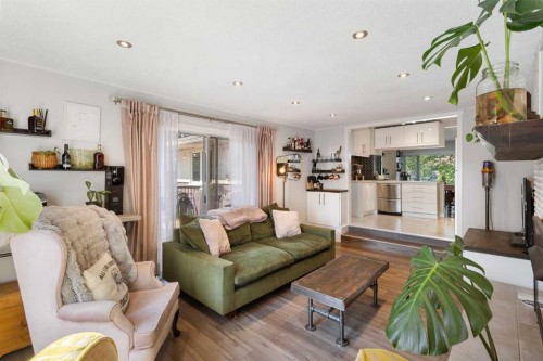 809 68 Avenue Sw, Calgary, AB - Indoor Photo Showing Living Room