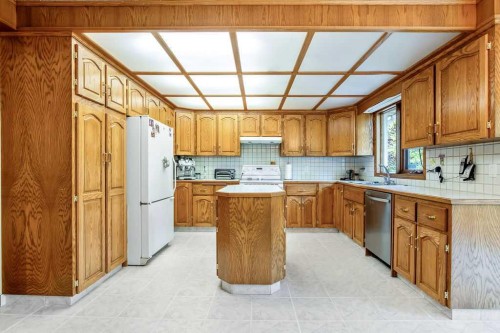 208 Hawkview Manor Place Nw, Calgary, AB - Indoor Photo Showing Kitchen