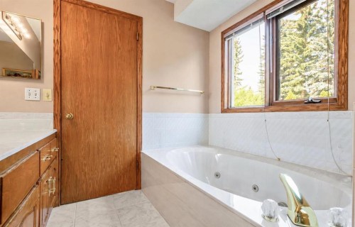 208 Hawkview Manor Place Nw, Calgary, AB - Indoor Photo Showing Bathroom