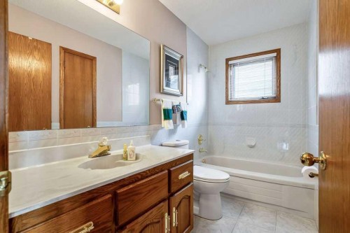 208 Hawkview Manor Place Nw, Calgary, AB - Indoor Photo Showing Bathroom