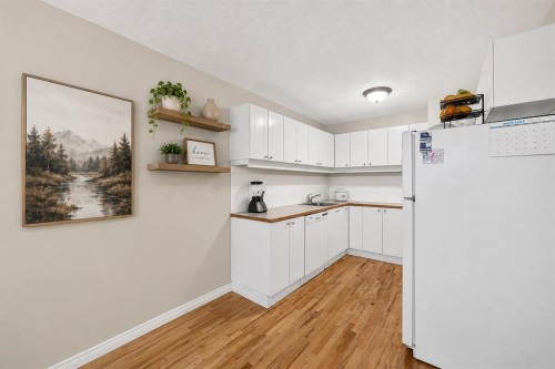 44-4936 Dalton Drive Nw, Calgary, AB - Indoor Photo Showing Kitchen