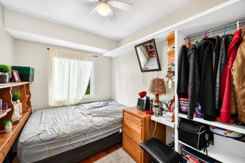 44-4936 Dalton Drive Nw, Calgary, AB - Indoor Photo Showing Bedroom