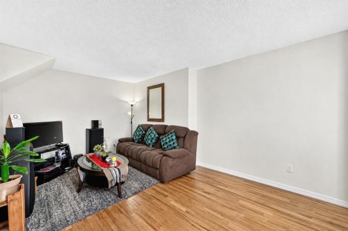 44-4936 Dalton Drive Nw, Calgary, AB - Indoor Photo Showing Living Room
