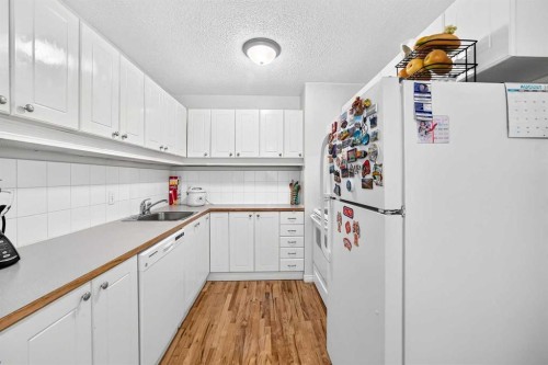44-4936 Dalton Drive Nw, Calgary, AB - Indoor Photo Showing Kitchen