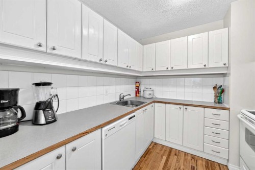44-4936 Dalton Drive Nw, Calgary, AB - Indoor Photo Showing Kitchen