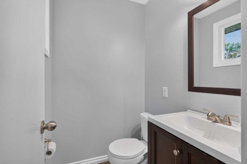292 Silver Brook Way Nw, Calgary, AB - Indoor Photo Showing Bathroom