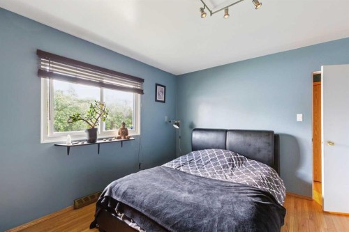 7304 5 Street Sw, Calgary, AB - Indoor Photo Showing Bedroom