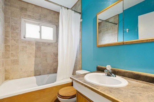 7304 5 Street Sw, Calgary, AB - Indoor Photo Showing Bathroom