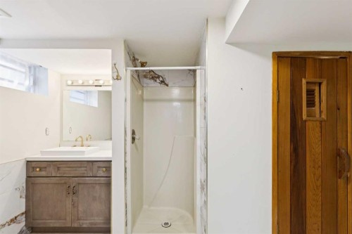 7304 5 Street Sw, Calgary, AB - Indoor Photo Showing Bathroom