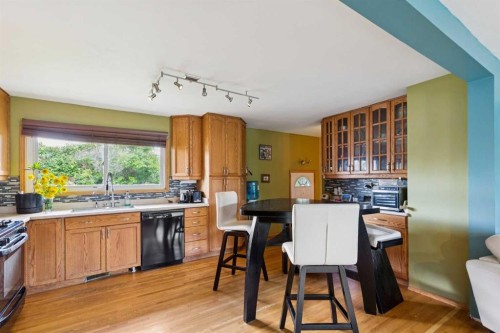 7304 5 Street Sw, Calgary, AB - Indoor Photo Showing Kitchen