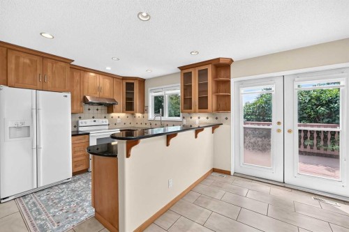 351 Cedarpark Drive Sw, Calgary, AB - Indoor Photo Showing Kitchen