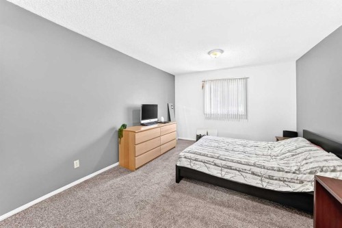 8512 33 Avenue Nw, Calgary, AB 