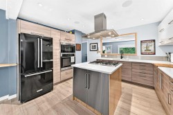 8512 33 Avenue NW Calgary, AB T3B 1M1