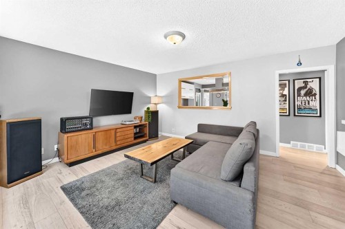 8512 33 Avenue Nw, Calgary, AB 
