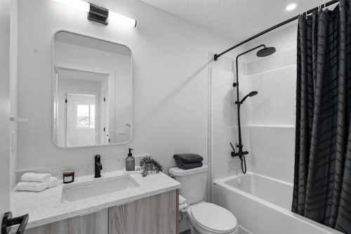 21 Silverton Glen Bay Sw, Calgary, AB - Indoor Photo Showing Bathroom