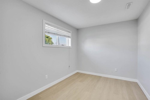 39 Ventura Road Ne, Calgary, AB - Indoor Photo Showing Other Room