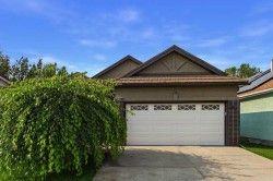 208 Harvest Lake Green NE Calgary, AB T3K 4K9